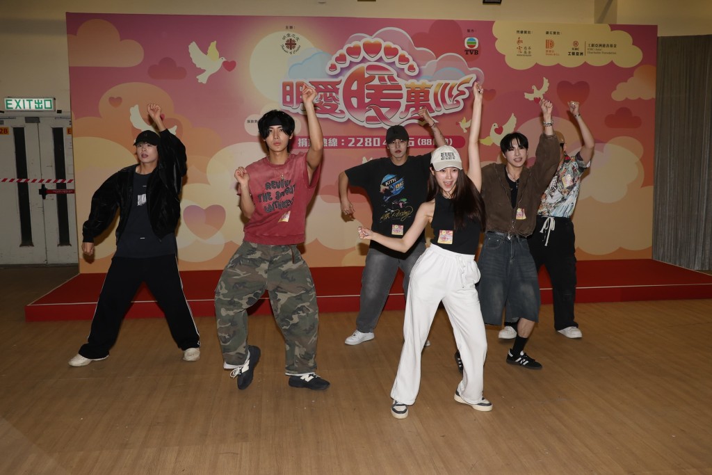 莊錠欣稍後為《明愛暖萬心》演出跳唱。 莊錠欣稍後為《明愛暖萬心》演出跳唱。