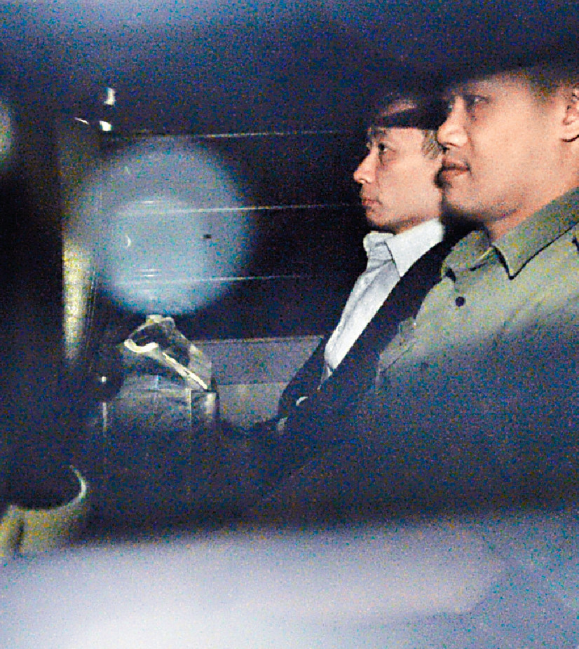 ■被告陳文深（左）詳述殺人及運屍過程。
