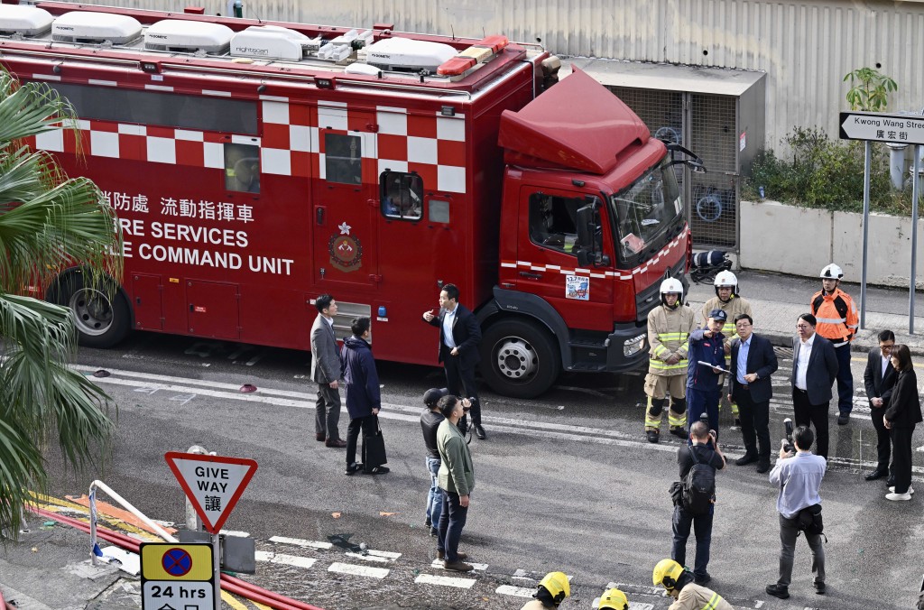 消防處處長楊恩健在一旁作簡介。 消防處處長楊恩健在一旁作簡介。