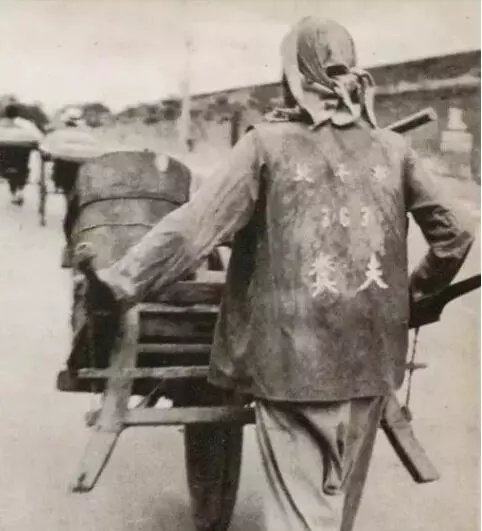 糞工以糞桶運送糞尿。