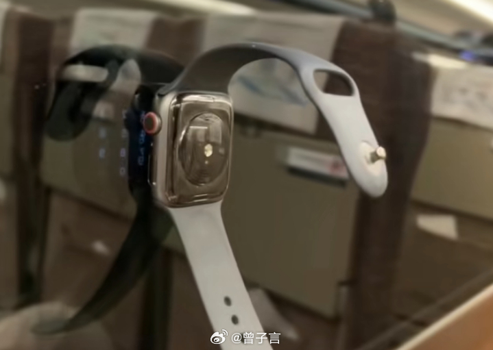 網上流傳Apple Watch可以貼在高鐵的玻璃上。（微博）