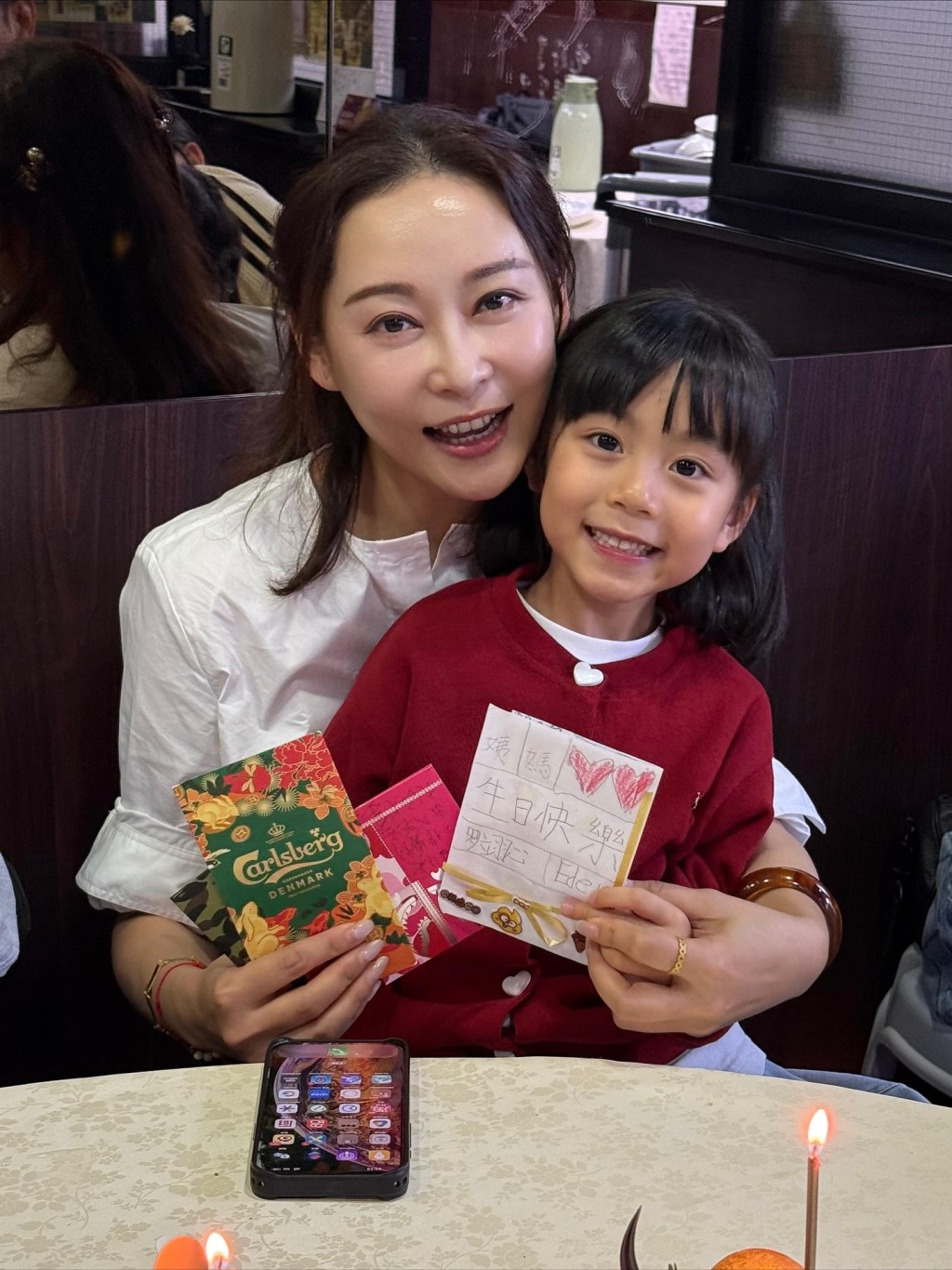 楊卓娜收到妹妹楊茜堯的5歲愛女「小珍珠」的親手畫的生日卡。 楊卓娜收到妹妹楊茜堯的5歲愛女「小珍珠」的親手畫的生日卡。