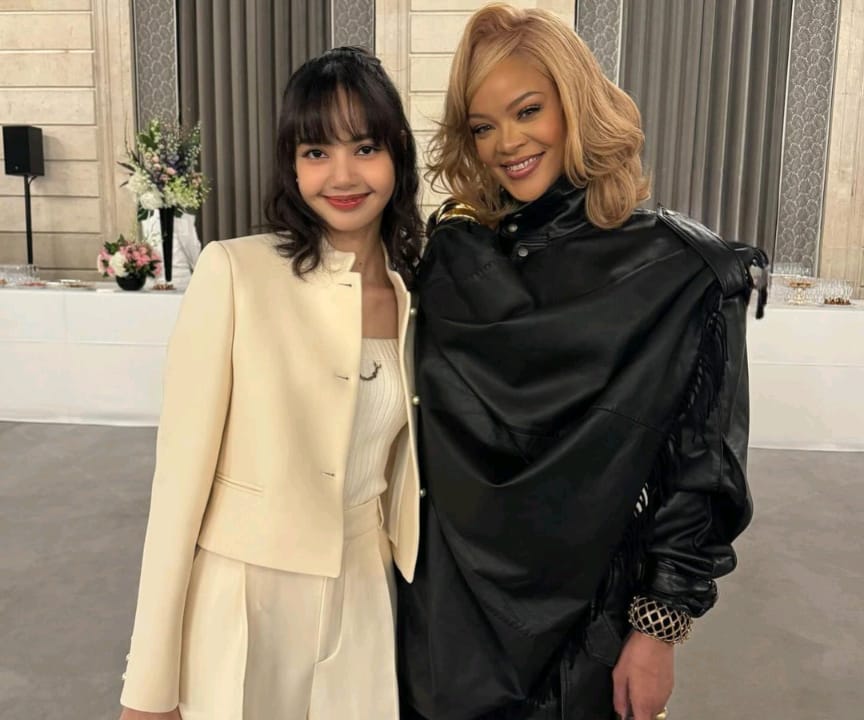 Lisa早前參與慈善演唱會演出時，與樂壇天后Rihanna合照，可見人脈甚廣。
