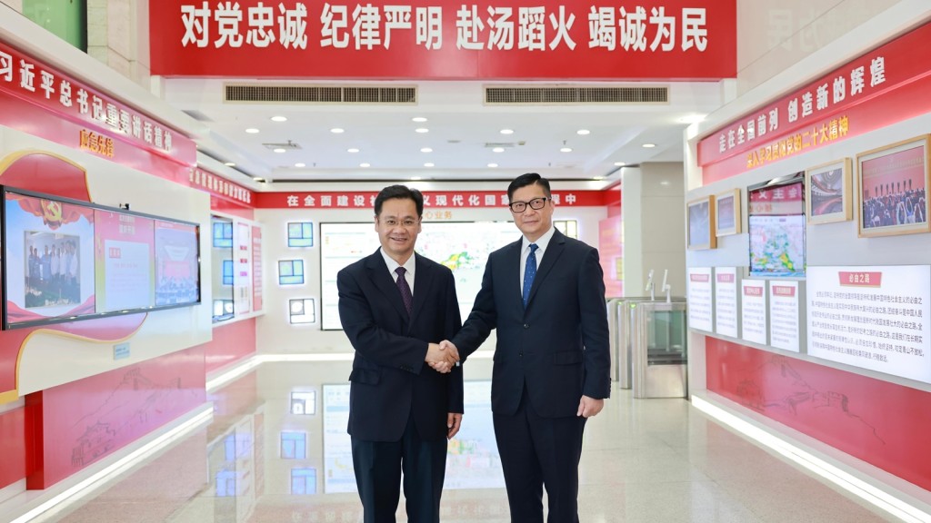 邓炳强（右）在广州拜访广东省应急管理厅厅长王再华（左）。