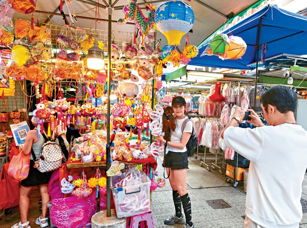 受惠于邻近「蓝屋」及利东街的中秋节活动，大批市民及海内外旅客前来太原街「打卡」及选购灯笼。