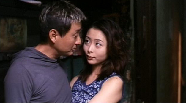 《人頭豆腐湯》改編至1999年轟動全香港的「Hello Kitty藏屍案」,吳岱融(左)超級殘暴。案中23歲女死者因錢債問題,被多人禁錮於尖沙咀唐樓,遭受虐殺、肢解、烹屍,頭顱更被塞進美人魚造型的Hello Kitty公仔頭部內。 《人頭豆腐湯》改編至1999年轟動全香港的「Hello Kitty藏屍案」,吳岱融(左)超級殘暴。案中23歲女死者因錢債問題,被多人禁錮於尖沙咀唐樓,遭受虐殺、肢解、烹屍,頭顱更被塞進美人魚造型的Hello Kitty公仔頭部內。