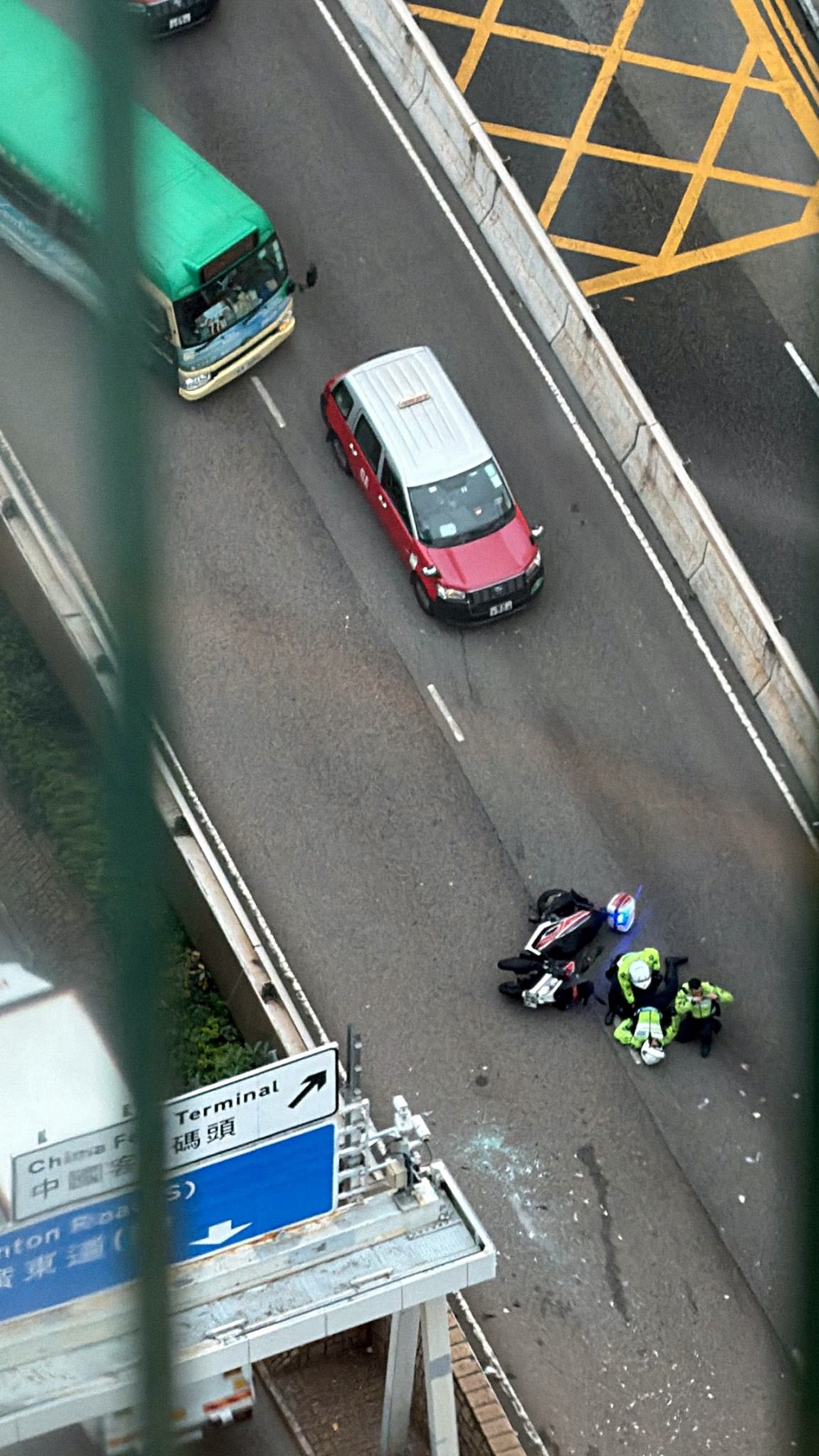 交警增援意外翻車受傷。網圖 交警增援意外翻車受傷。網圖