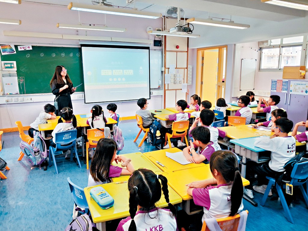 乐善堂梁𨱇琚学校（分校）本学年起全面取消中英文科默书，校方改以多元化的识字策略，例如游戏化课堂、电子平台等，协助学生识字。