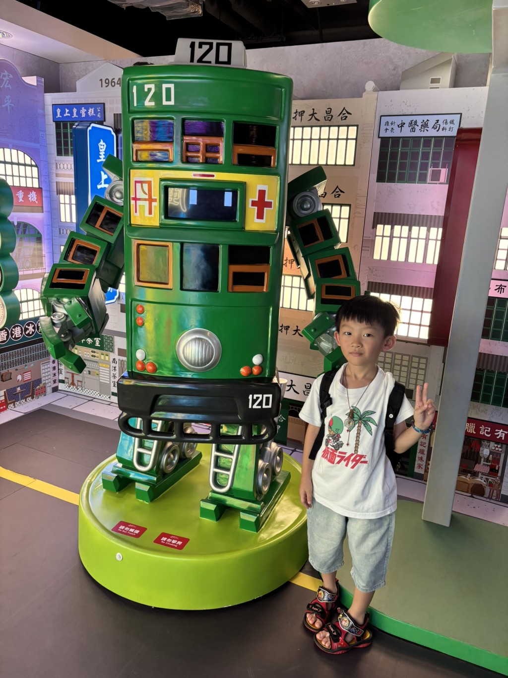 香港漫畫家葉偉青(Felix Ip) 的《香港重機》,以本地交通工具為題材,將的士、電車、巴 士、雪糕車、天星小輪等一一 變成充滿香港特色的機械人。(圖片來源:《親子王》) 香港漫畫家葉偉青(Felix Ip) 的《香港重機》,以本地交通工具為題材,將的士、電車、巴 士、雪糕車、天星小輪等一一 變成充滿香港特色的機械人。(圖片來源:《親子王》)