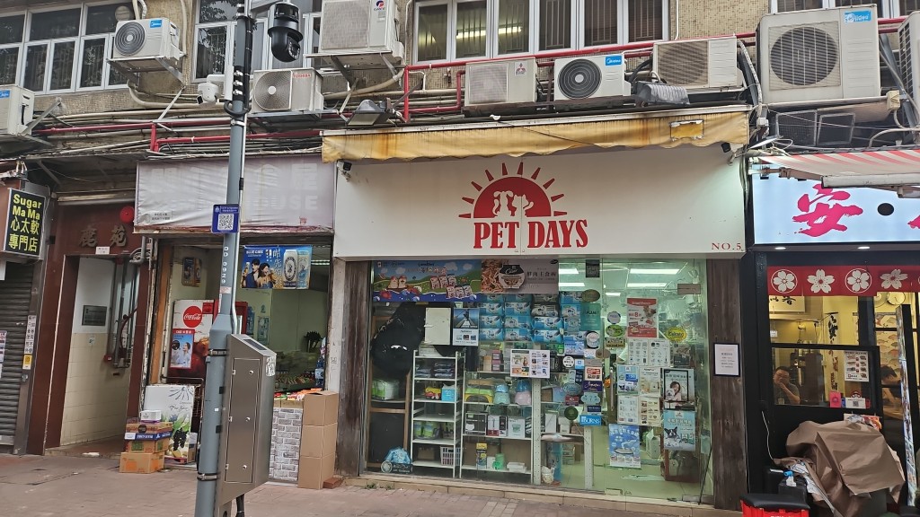 警方去年開始在全港罪案黑點安裝閉路電視，而寵物店外亦裝有天眼。