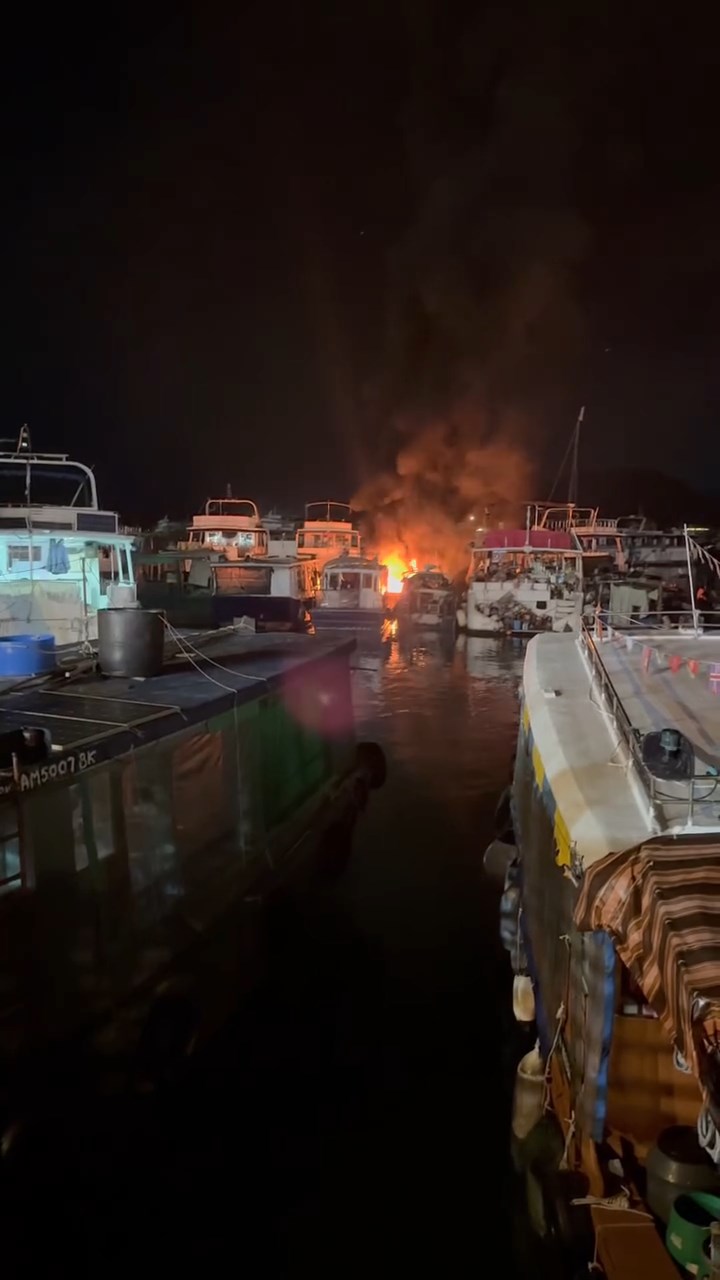 西貢萬年街對開海面有遊艇起火。網上片段截圖