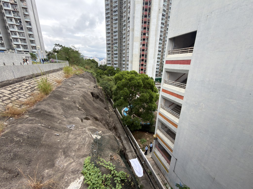 男子墮樓當場死亡。梁國峰攝 男子墮樓當場死亡。梁國峰攝
