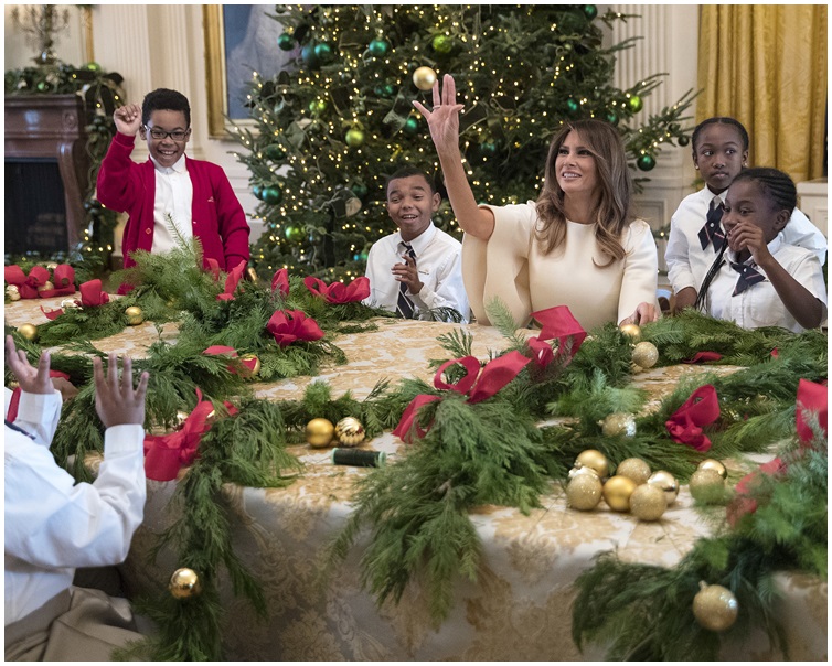 梅拉尼娅招呼一众小朋友到访。AP  