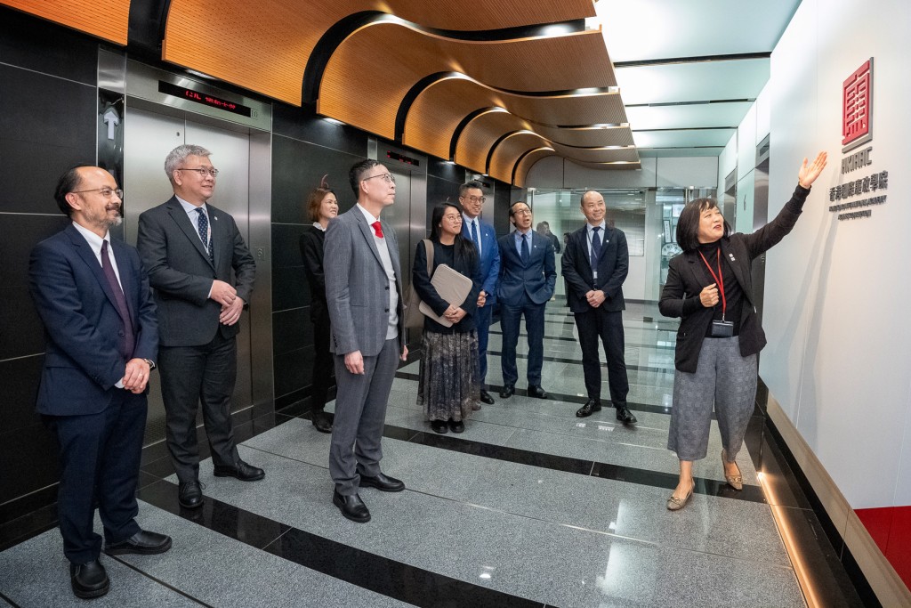 香港學術及職業資歷評審局總幹事周慶邦(左四)由廉署高層人員陪同參觀香港國際廉政學院的設施。