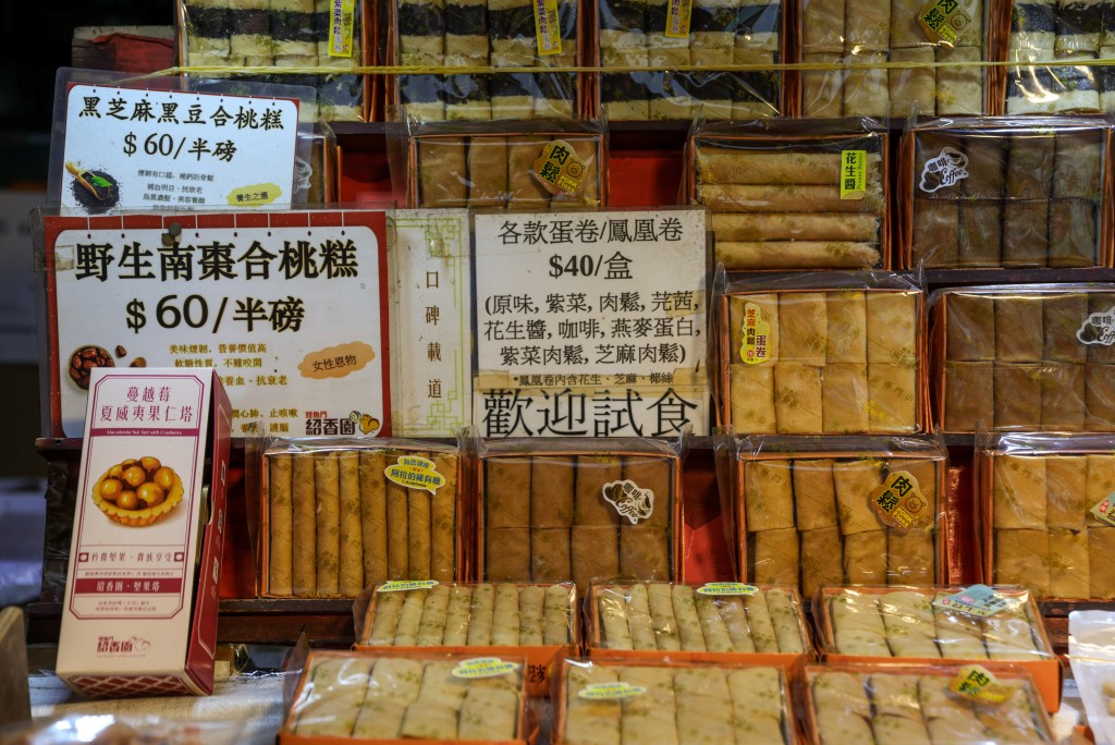 以香港手信作賣點的果仁撻銷量增加了2至3倍，甚至出現斷貨。