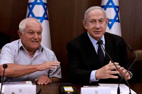 以總理內塔尼亞胡上月在耶路撒冷主持內閣會議，旅遊部長卡茨(左)在席。路透社