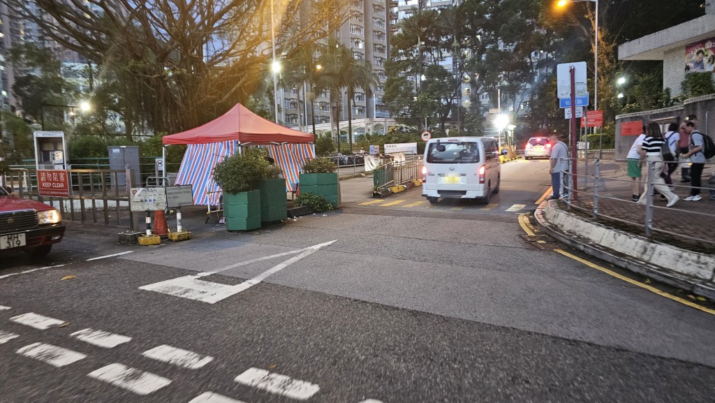 所有車入邨時都必需單線雙程行車。