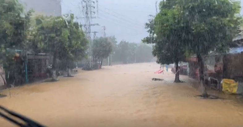 广东多地受暴雨影响出现严重水浸。图为中山4日情况。