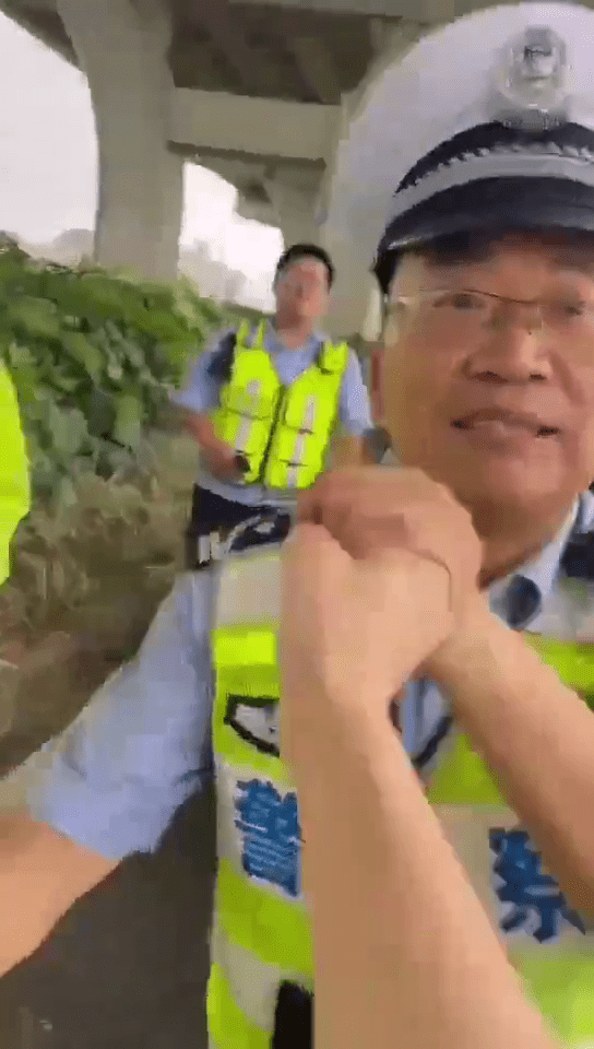 浙江交警捉緊男子手，質問「警察暴力執法，是吧？！」。 