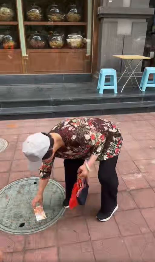 途人檢拾墮下的「金牛」fb「港車北上分享群」影片截圖
