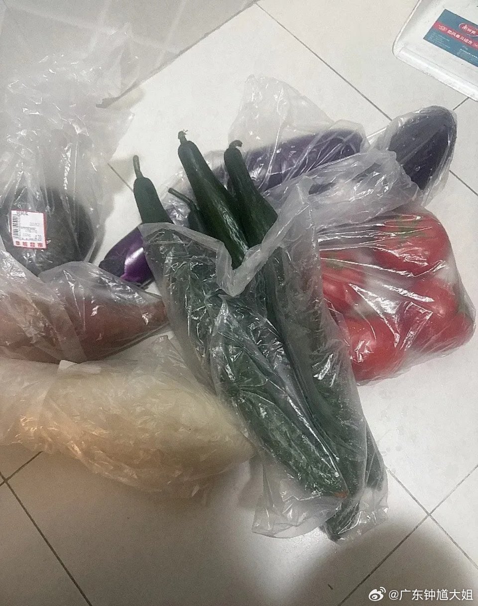 有民眾預早購買蔬菜。 有民眾預早購買蔬菜。