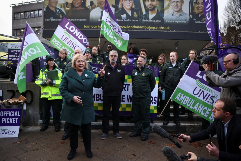 Unison秘书长麦卡内亚表示，其在英国NHS多达32,000名成员，包括救护人员、护理人员和一些护士，将于3月8日罢工。路透社