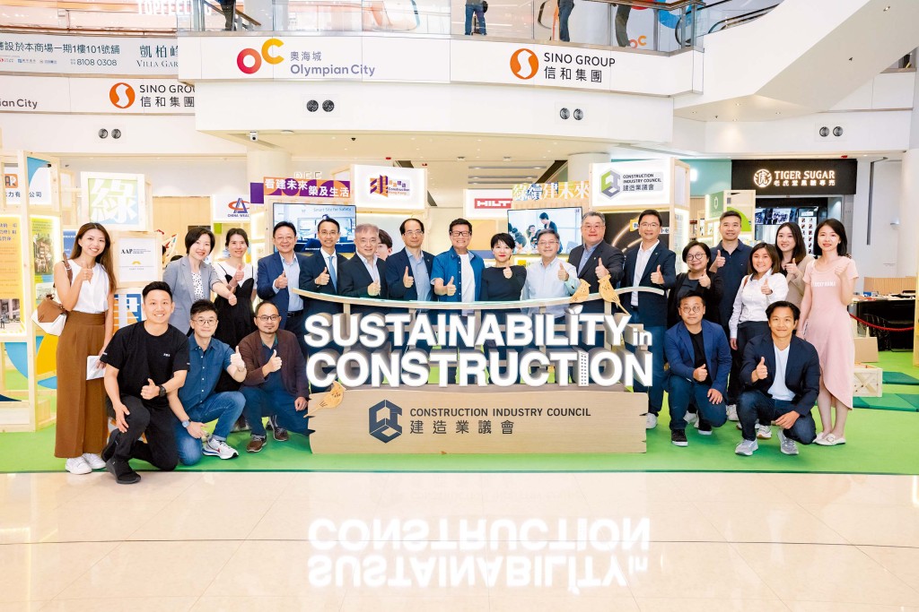 建造業議會執行總監鄭定寕工程師﹑發展局代表﹑建造業議會成員與參展單位代表合照。