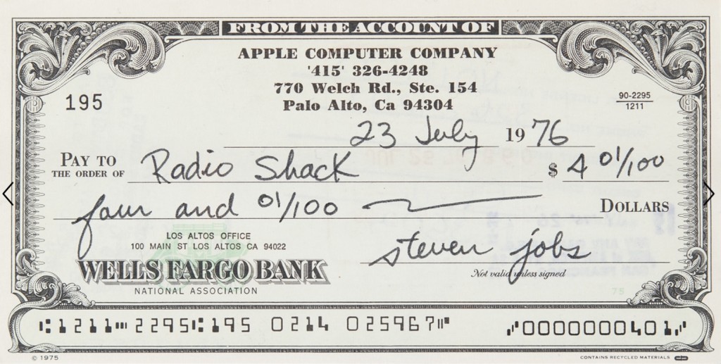 蘋果教主」喬布斯簽發給RadioShack的4美元支票以約28.8萬港元成交，遠超預期。  RR Auction