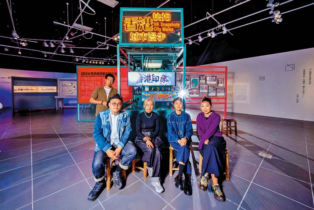 啟蜂製作作品「香港快拍．城市漫步」展覽裝置及其設計團隊（左起）訪問影像導演黃梓竣、人工智能生成影像創作者熊永樂、創作總監梁潔蓮、平面設計師陳靄瑜及項目經理張凱靈。