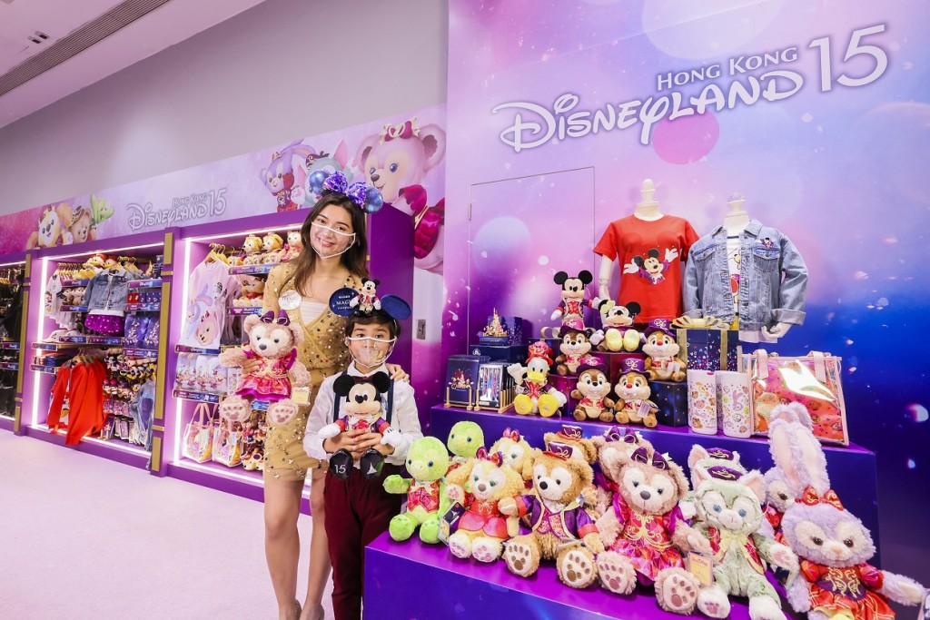 香港迪士尼樂園禮品坊內有多款季節限定禮品獨家發售。 香港迪士尼樂園禮品坊內有多款季節限定禮品獨家發售。