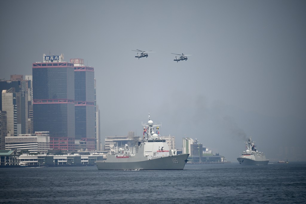 山東艦航母編隊訪港4日完結離港,市民於北角東岸公園歡送情況。蘇正謙攝 山東艦航母編隊訪港4日完結離港,市民於北角東岸公園歡送情況。蘇正謙攝