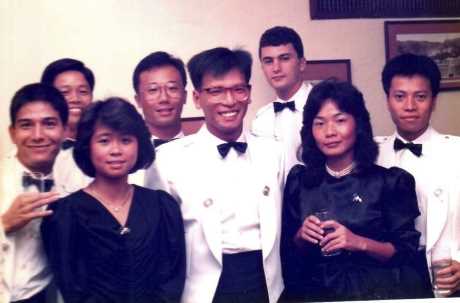 刘赐蕙(前排左一)1987年与见习督察班同学出席警察学校晚宴。
