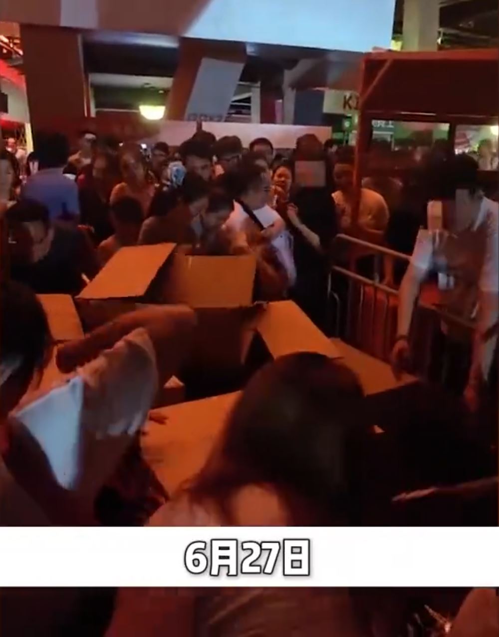 周杰倫演唱會觀眾在散場時遇暴雨，出現乘機哄搶毛毯玩偶情況。