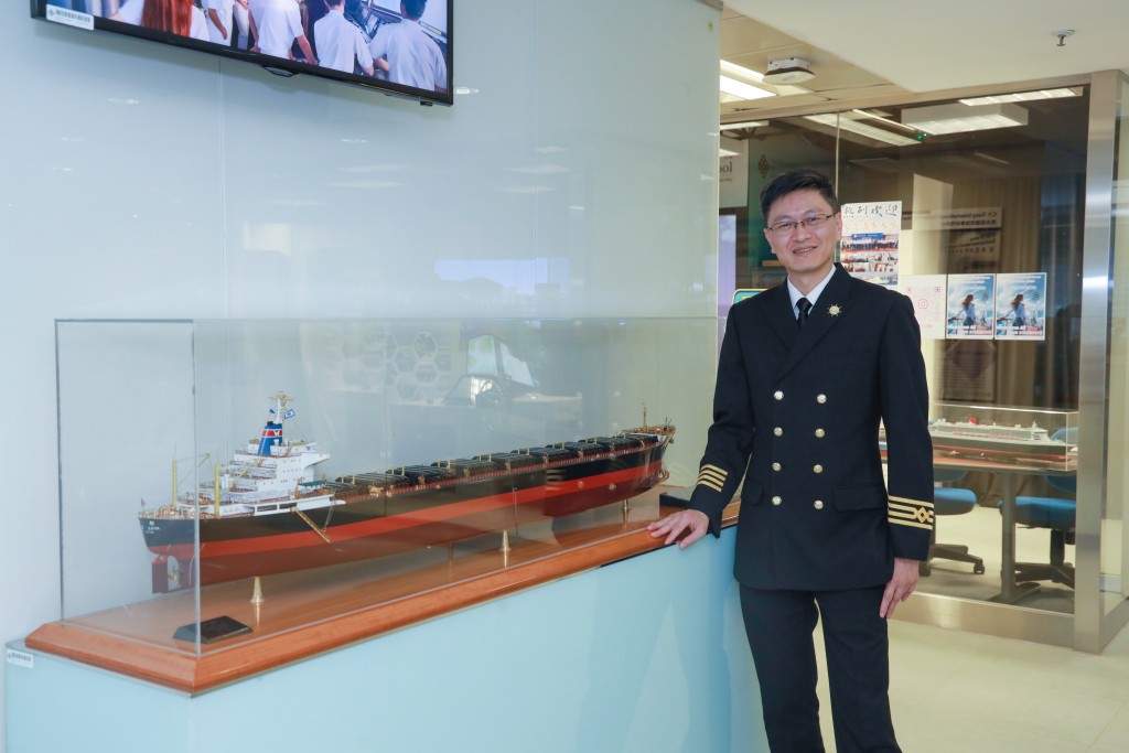香港明華船務有限公司董事兼副總經理林銘鋒（Captain Lam）建議想入行的年輕人要有規劃地構建職涯大計，朝着航運業清晰的晉升階梯逐步向上爬。