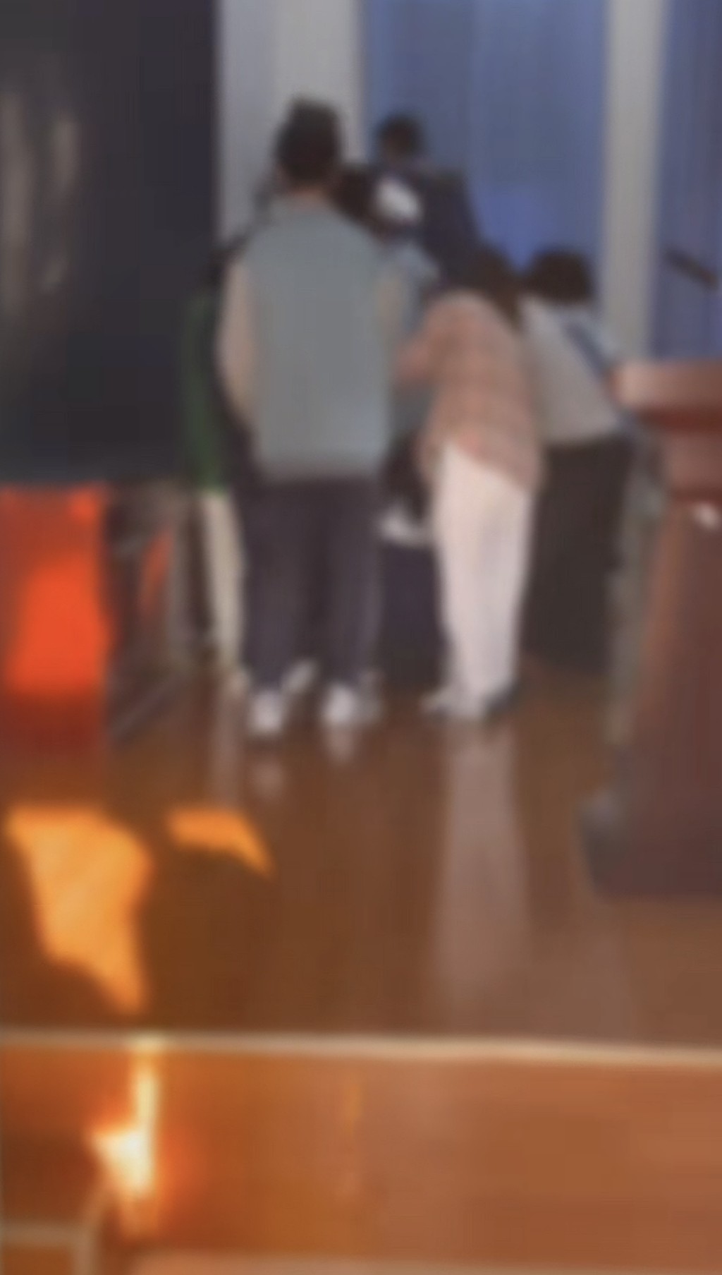 鄭州一中學舉辦「愧疚教育」活動，家長跪地任蒙眼子女踩背。抖音@斷詞