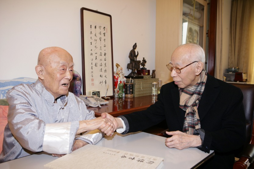 他与香港的饶宗颐齐名，学界称为「南饶北季」，图右为饶宗颐。（视觉中国图片）