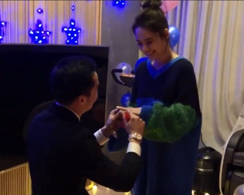 賴弘國跪地求婚,阿嬌答應求婚,伸手讓賴弘國戴戒指。