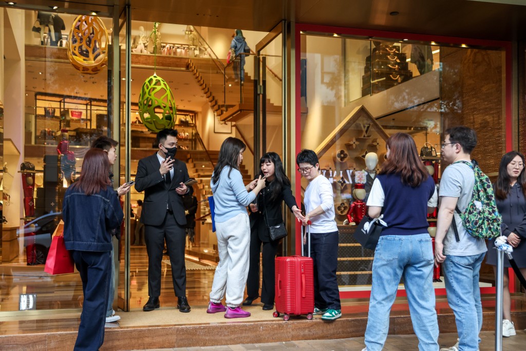 廣東道名店排長龍。