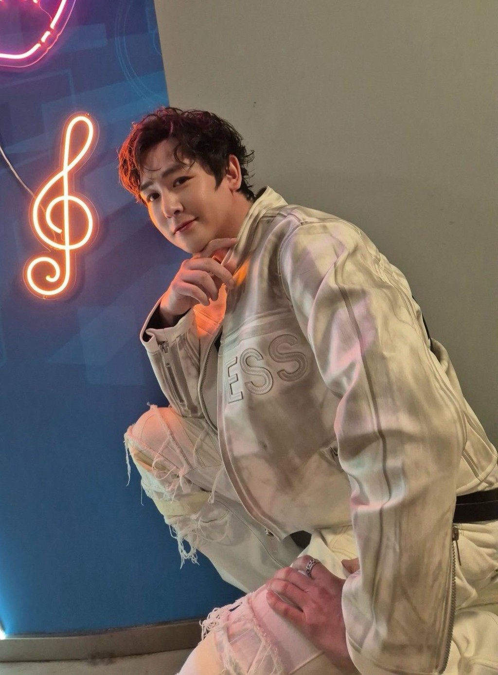 Nichkhun更要在警方協助下返家。 Nichkhun更要在警方協助下返家。