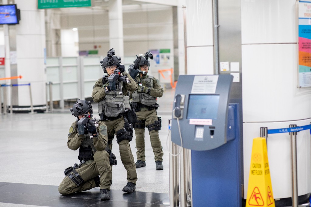 警方凌晨於深圳灣香港口岸區進行大型反恐演習。警方提供