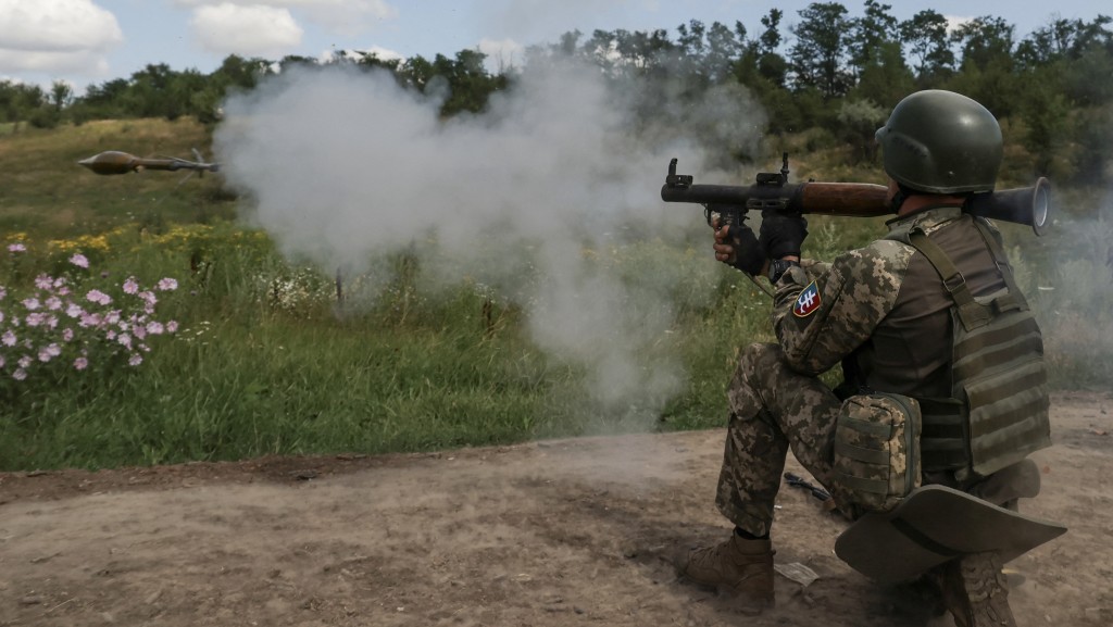 俄乌战争中，一名乌克兰军人在顿涅茨克地区的训练场发射 RPG-7 榴弹。 路透社