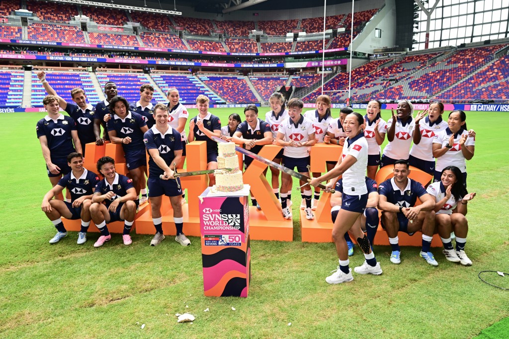 銀劍賽男子隊隊長之一拜恩塞巴（Sebastian Brien）與女子隊隊長陳穎一同以「銀劍」切蛋糕，慶祝50周年。廖偉業攝