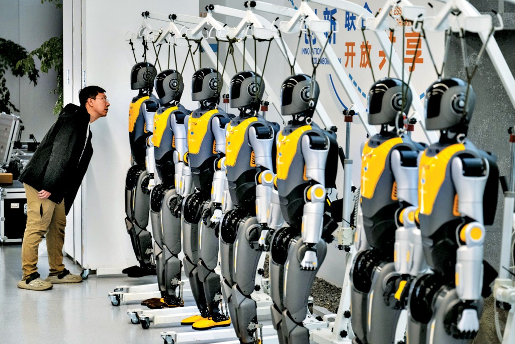 观众在湖北人形机械人创新中心参观。