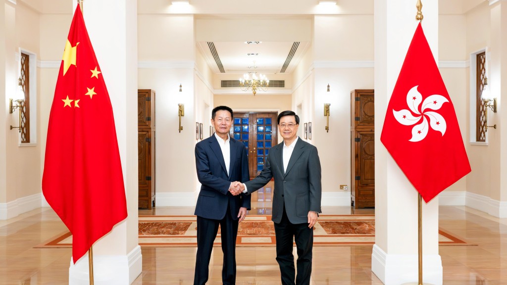 行政长官李家超（右）今日（八月二日）在礼宾府与中国证券监督管理委员会主席吴清（左）会面。政府新闻处