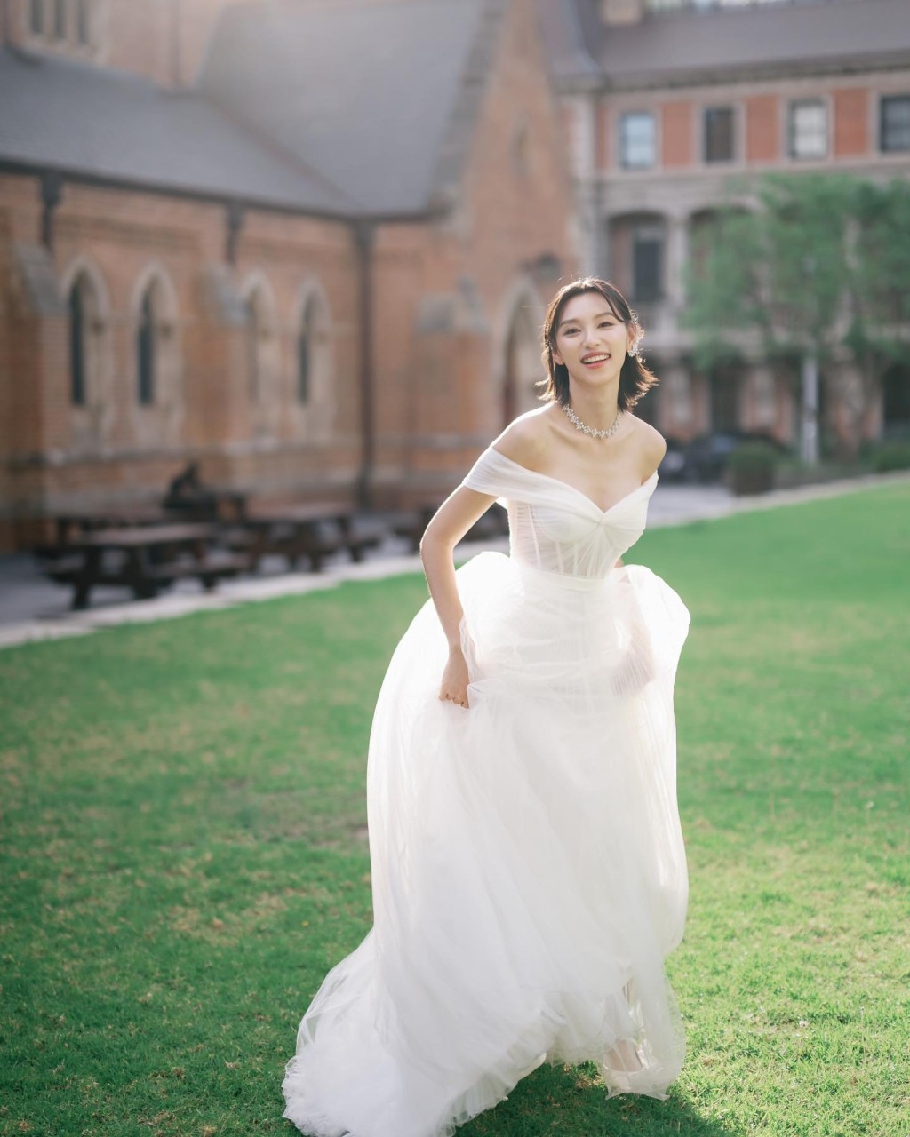 王丹妮在晚宴中穿的婚紗出自本地著名設計師Kev Yiu之手。