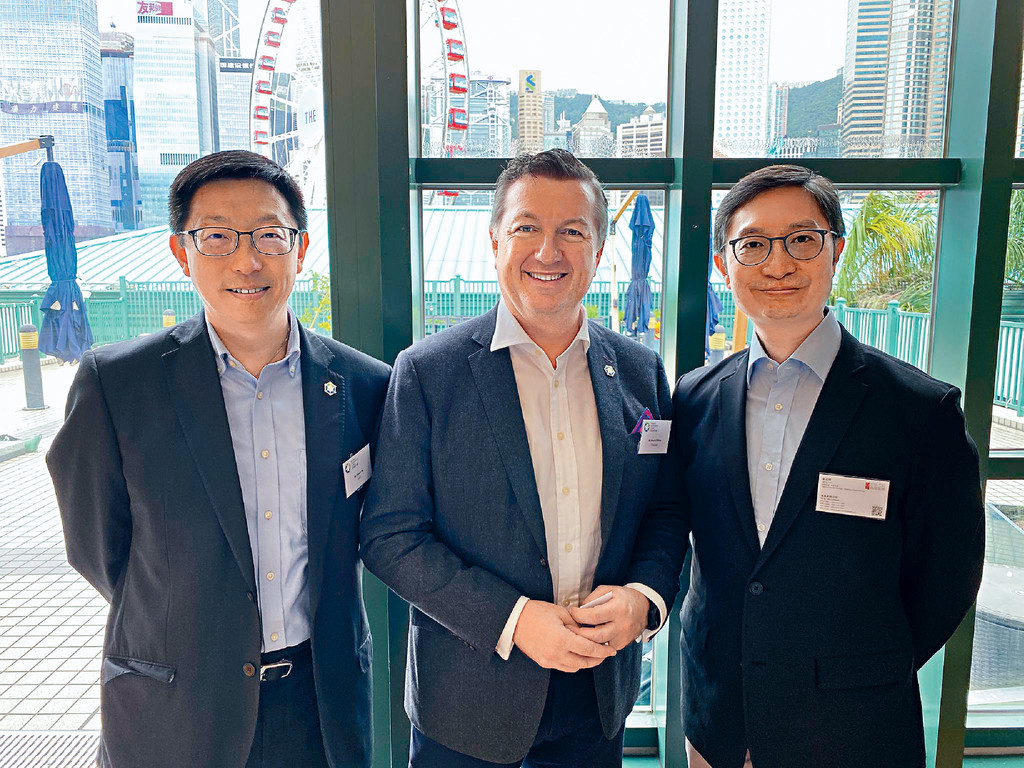 ■（左起）商界环保协会行政总裁吴家颖、商界环保协会主席欧嘉荣，以及《头条日报》广告部副总经理刘孟辉（Jacky）。