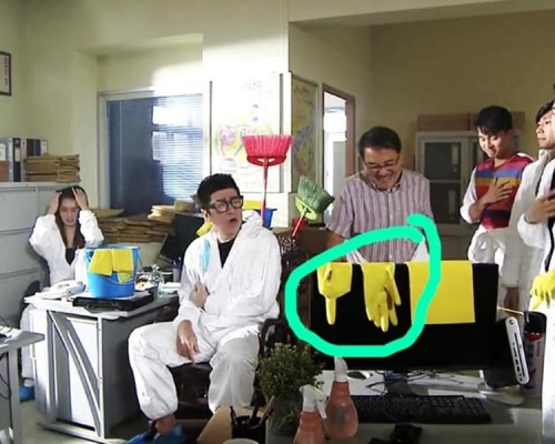 手套擺放方法引起網民熱議。網圖