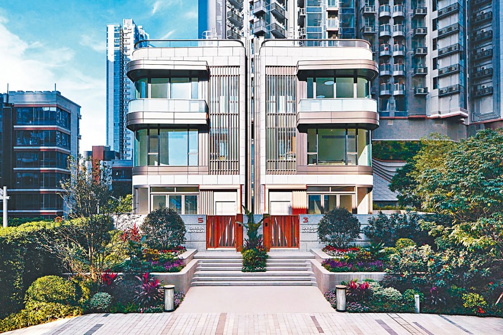 啟德嘉峯匯首幢洋房以招標形式售出，成交價為1.3億，呎價近4.1萬，成交價創區內新高。