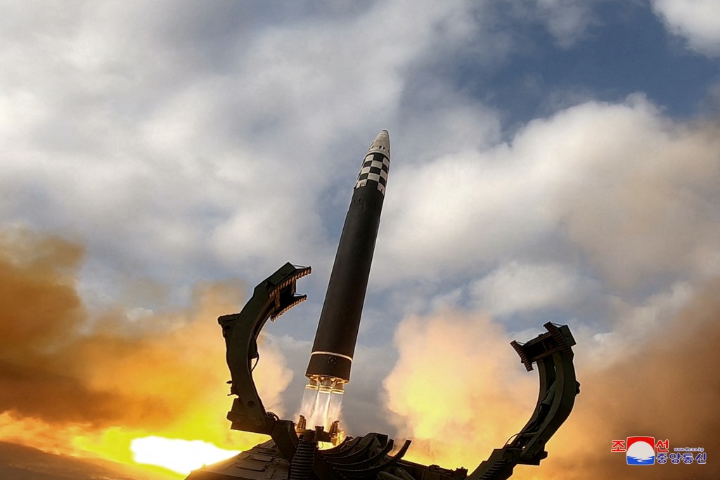 「火星17」洲际弹道导弹在平壤国际机场发射。REUTERS