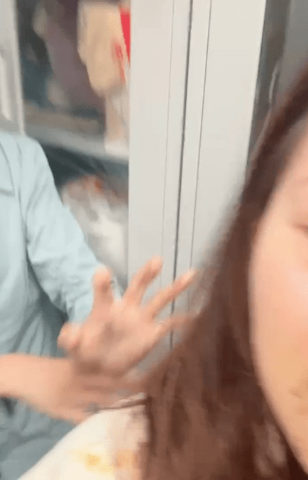 王經理疑似推搡吳女士。紅星新聞 王經理疑似推搡吳女士。紅星新聞